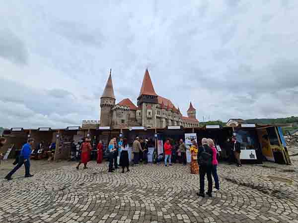 castelul corvinestilor-targ castele